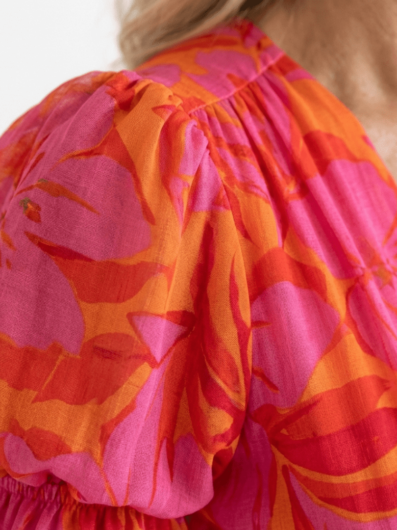 Andromeda | Vestido midi floral con escote en V y mangas abullonadas - VENZA BARCELONA