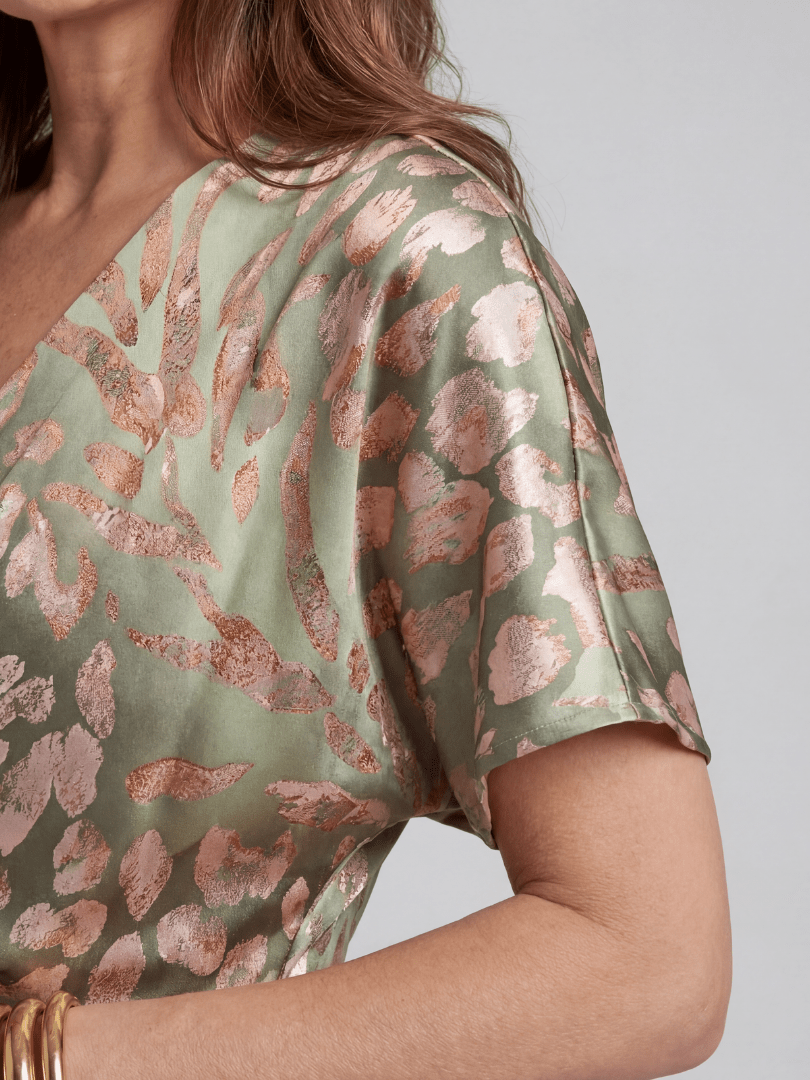 Núria | Vestido midi con estampado abstracto, escote en V y cintura cruzada - VENZA BARCELONA